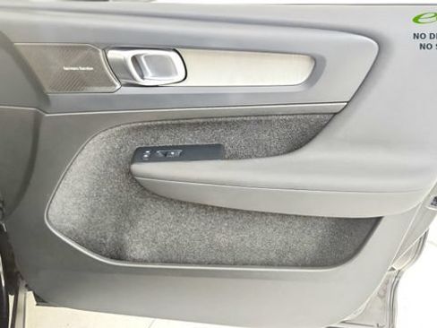 Used 2024 Volvo XC40 B5 Plus w/ Protection Package Premier AWD/4WD image 39