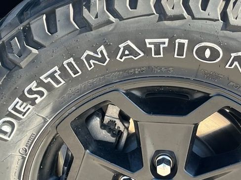 Used 2023 Jeep Wrangler Unlimited w/ Sun & Screen Package image 8