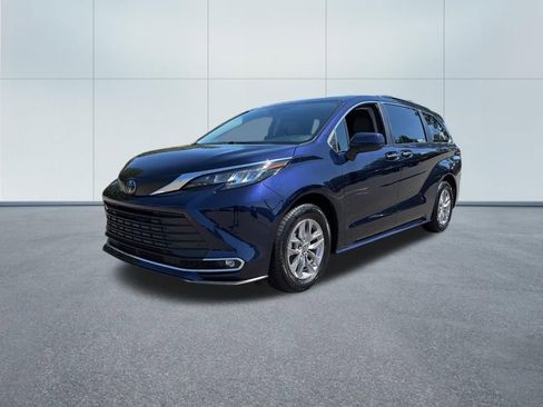 Used 2023 Toyota Sienna XLE AWD/4WD image 2