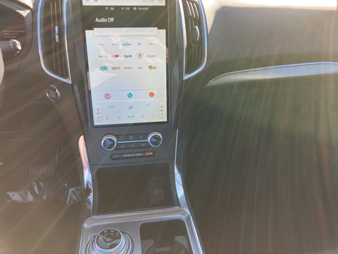 Used 2024 Ford Edge Titanium image 12