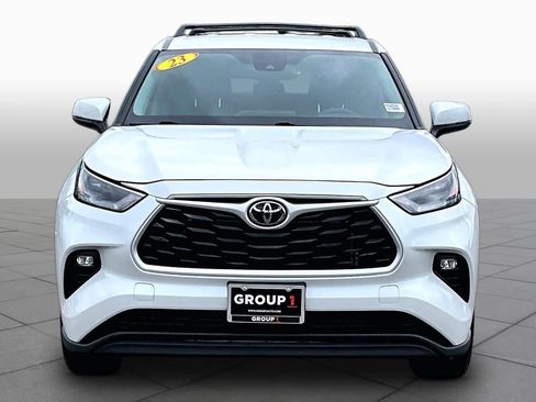 Used 2023 Toyota Highlander LE FWD image 3