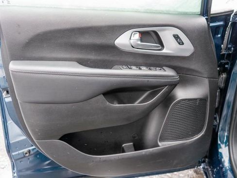 Used 2023 Chrysler Pacifica Touring-L w/ S Appearance Package image 18