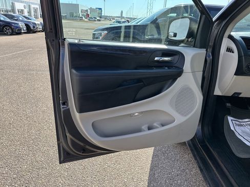 Used 2015 Dodge Grand Caravan American Value Package w/ UConnect Hands-Free Group FWD image 14