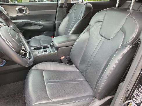 Used 2022 Kia Sorento EX w/ Panoramic Sunroof Package FWD image 4