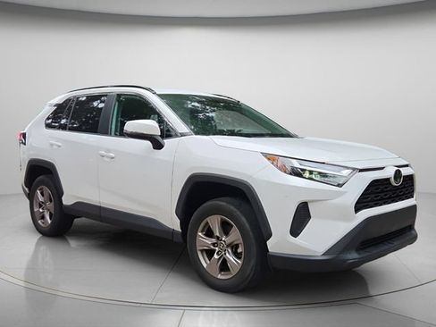 Used 2022 Toyota RAV4 XLE w/ Convenience Package FWD image 5