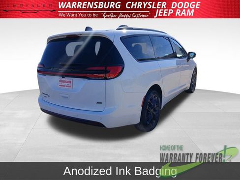 New 2026 Chrysler Pacifica Select image 3