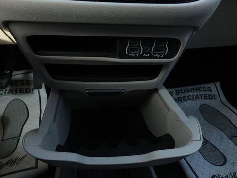 Used 2024 Chrysler Pacifica Touring-L image 26