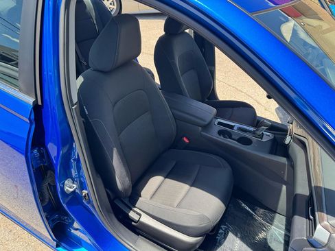 Used 2025 Nissan Altima 2.5 SV FWD image 18