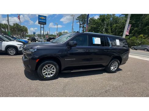 Used 2024 Chevrolet Suburban LT RWD image 6