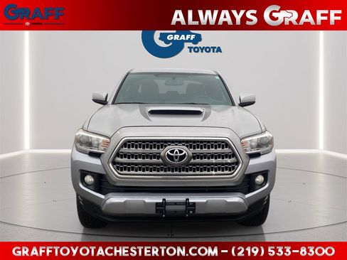 Used 2017 Toyota Tacoma TRD Sport image 1