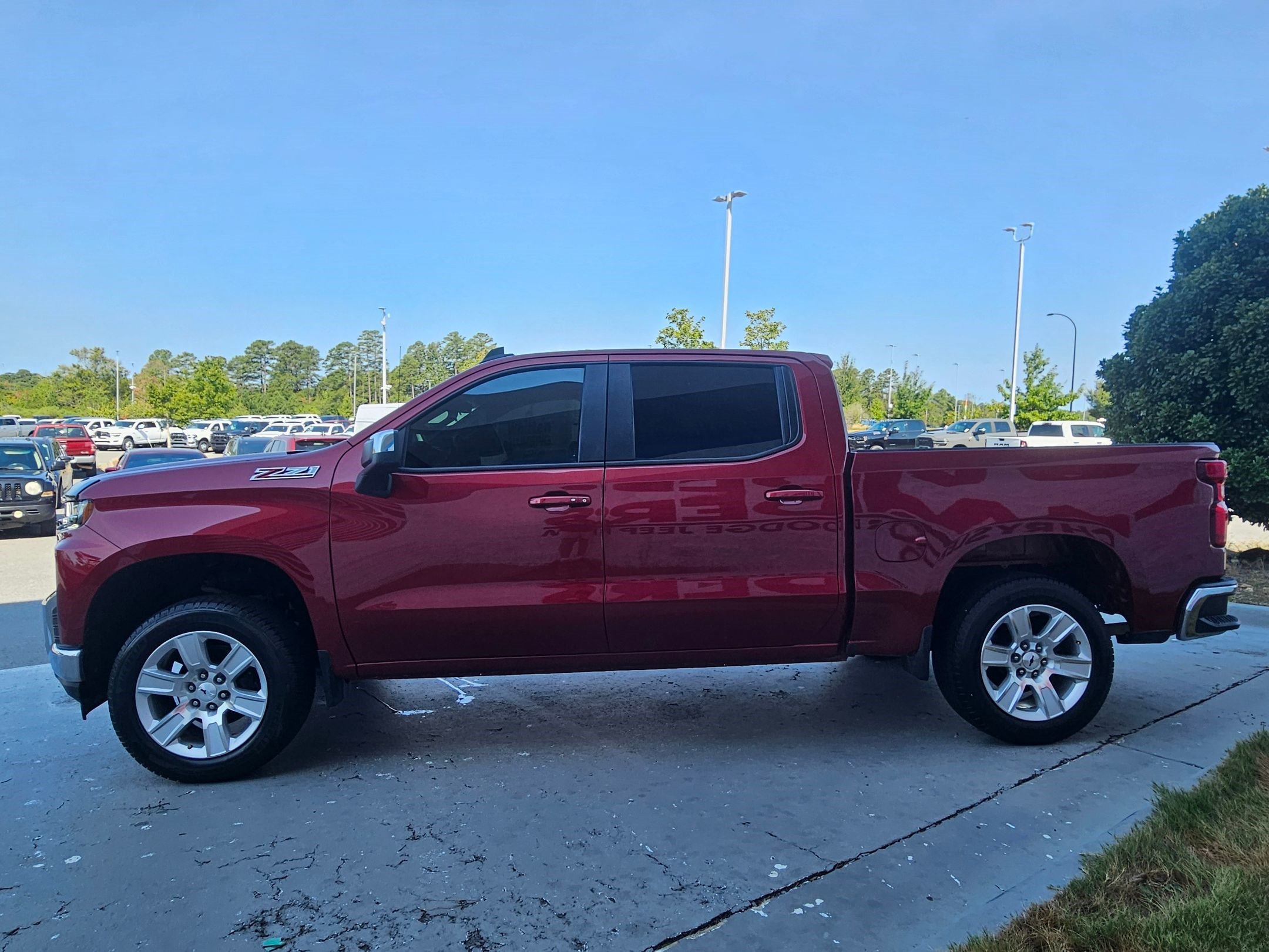 Used 2021 Chevrolet Silverado 1500 LT w/ Z71 Off-Road Package AWD/4WD image 4