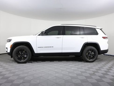 Used 2025 Jeep Grand Cherokee L Altitude image 6