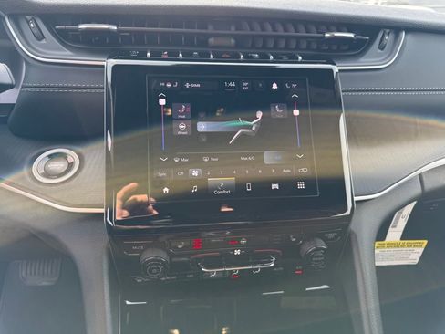 New 2025 Jeep Grand Cherokee Altitude image 18