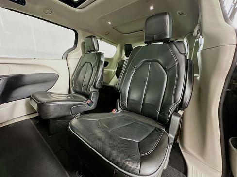 Used 2020 Chrysler Pacifica Limited FWD image 25