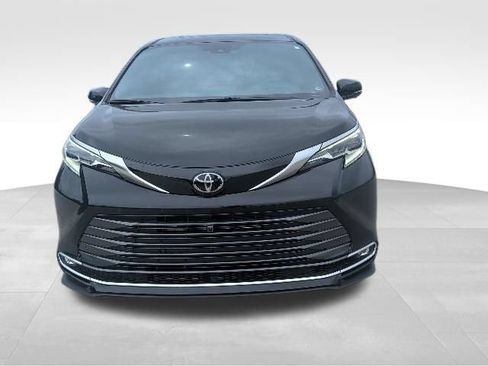 Used 2026 Toyota Sienna Platinum AWD/4WD image 12