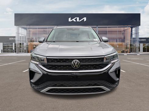 Used 2023 Volkswagen Taos SE w/ Panoramic Sunroof Package FWD image 7