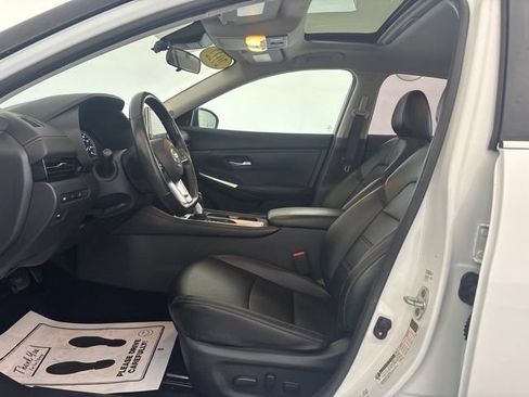 Used 2022 Nissan Sentra SR w/ SR Premium Package FWD image 2