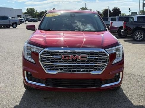 Used 2024 GMC Terrain Denali w/ Denali Premium Package AWD/4WD image 3