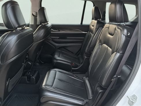 Used 2023 Jeep Grand Cherokee L Limited AWD/4WD image 5