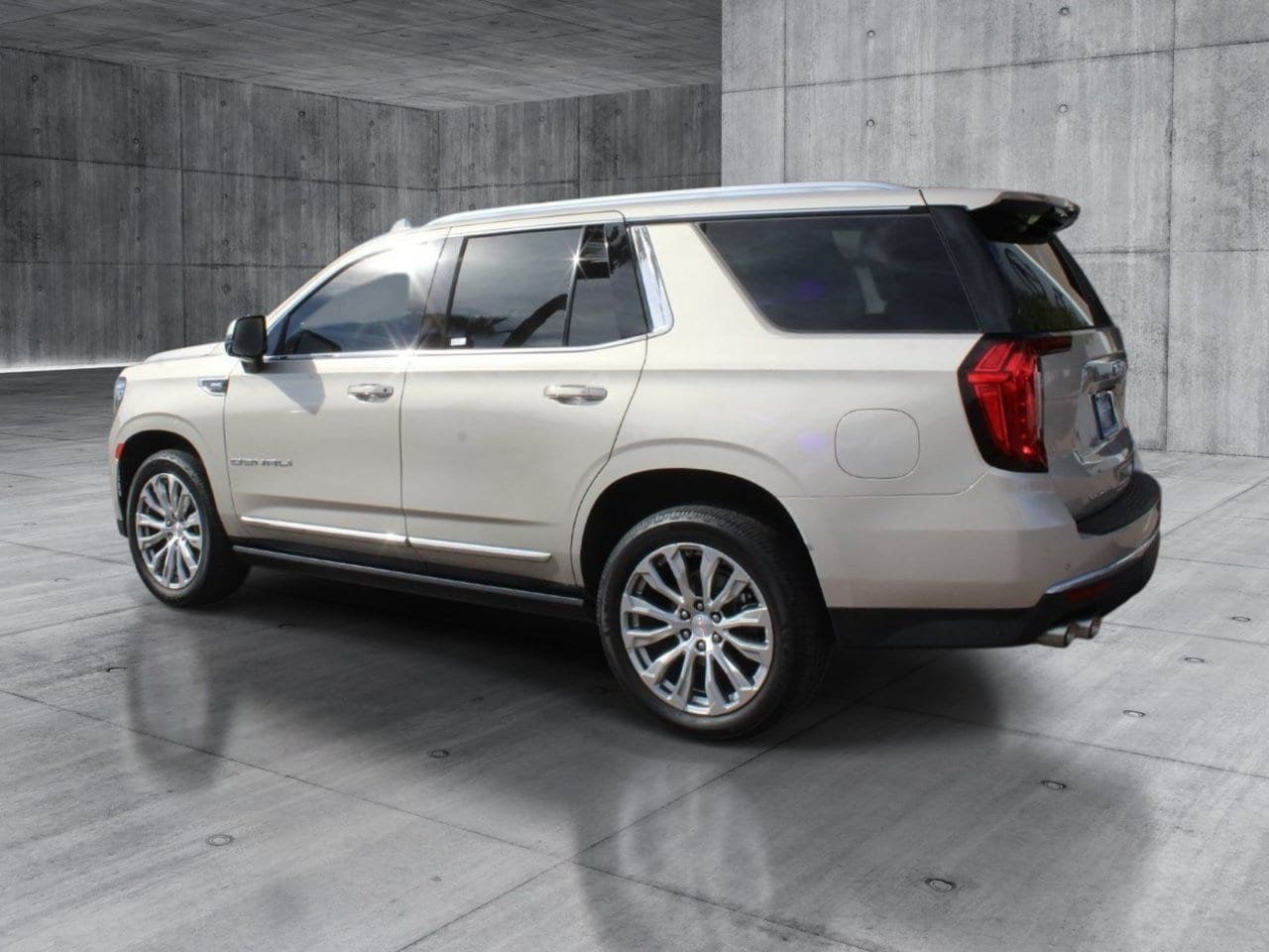 Used 2022 GMC Yukon Denali w/ Denali Premium Package AWD/4WD image 3