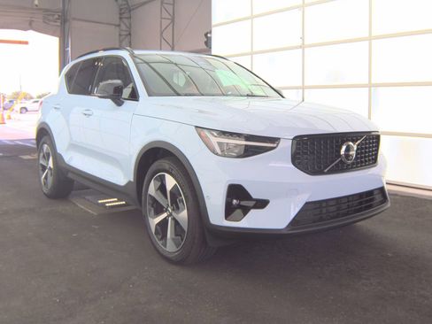 Used 2026 Volvo XC40 B5 Plus AWD/4WD image 6