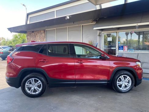 Used 2018 GMC Terrain SLE FWD image 2