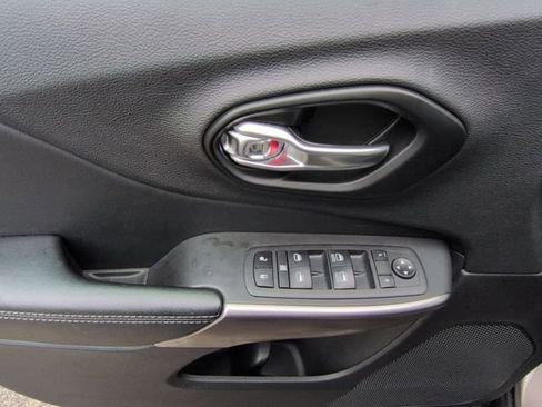 Used 2021 Jeep Cherokee Latitude Lux w/ Comfort/Convenience Group image 24