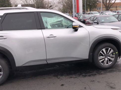 New 2025 Nissan Pathfinder SL image 9