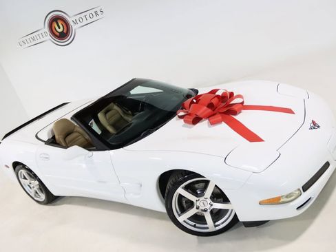 Used 2004 Chevrolet Corvette w/ Preferred Equipment Group image 2