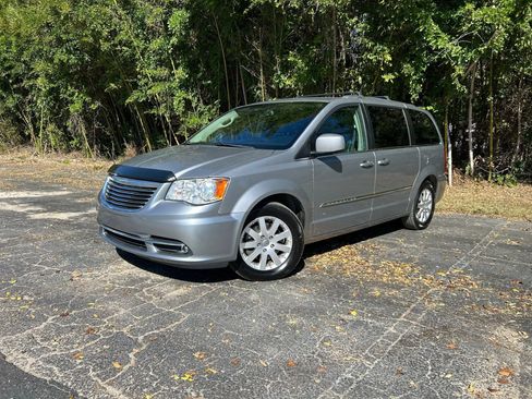 Used 2016 Chrysler Town & Country Touring image 3