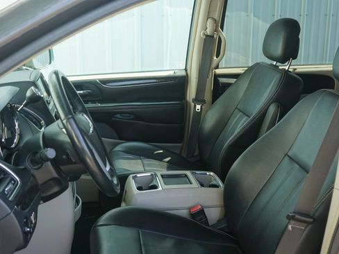 Used 2016 Chrysler Town & Country Touring-L FWD image 12