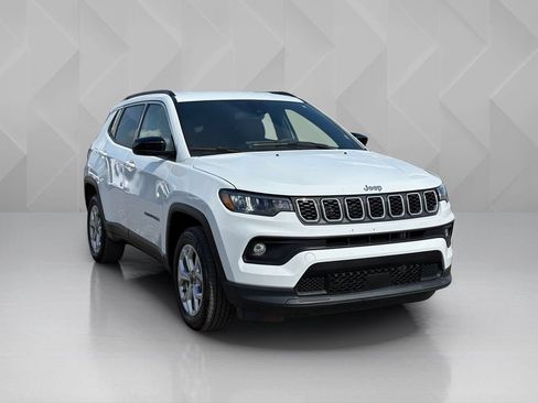 Used 2025 Jeep Compass Latitude AWD/4WD image 3