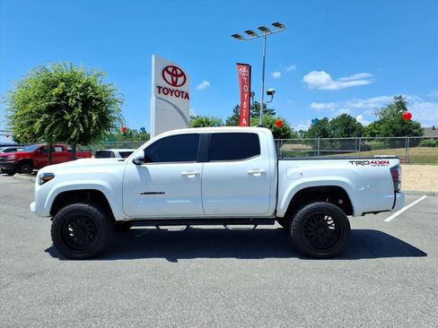Used 2022 Toyota Tacoma TRD Sport w/ Technology Package AWD/4WD image 8