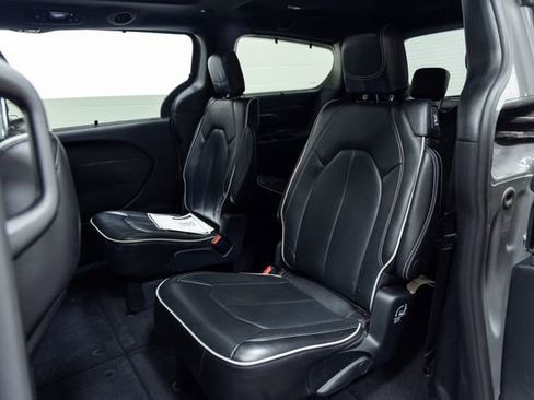 Used 2025 Chrysler Pacifica Limited image 23