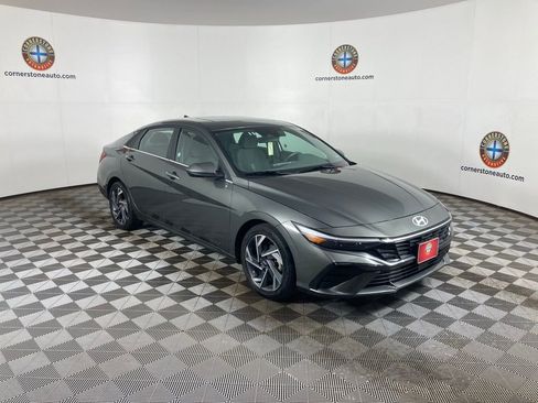 Used 2025 Hyundai Elantra SEL FWD image 18