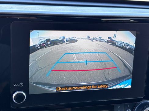 Used 2024 Toyota Highlander LE FWD image 29