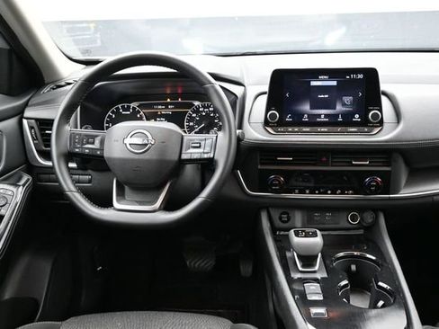 Used 2025 Nissan Rogue SV FWD image 6
