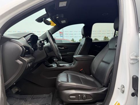 Used 2023 Chevrolet Traverse RS FWD image 15