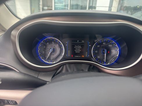 Used 2018 Chrysler Pacifica Touring Plus w/ Tire & Wheel Group FWD image 10