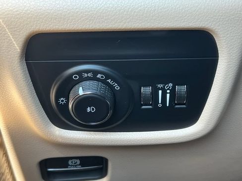 Used 2023 Jeep Grand Cherokee Limited w/ Luxury Tech Group II AWD/4WD image 20