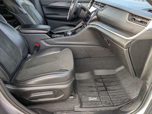 Used 2023 Jeep Grand Cherokee L Laredo image 32