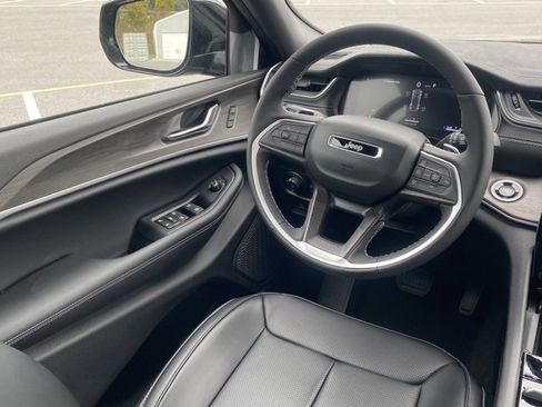 New 2025 Jeep Grand Cherokee Limited image 32