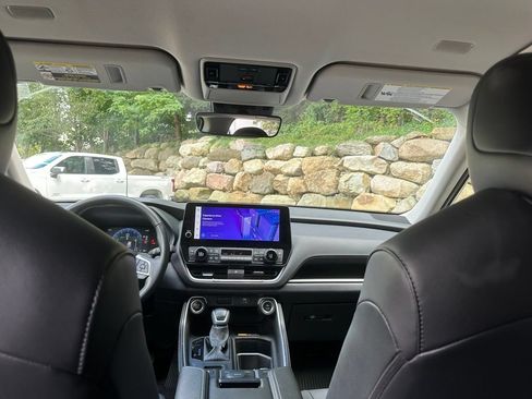 Used 2025 Toyota Grand Highlander AWD image 25