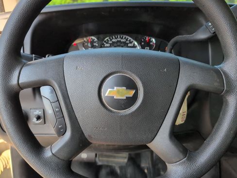 Used 2017 Chevrolet Express 2500 RWD image 22