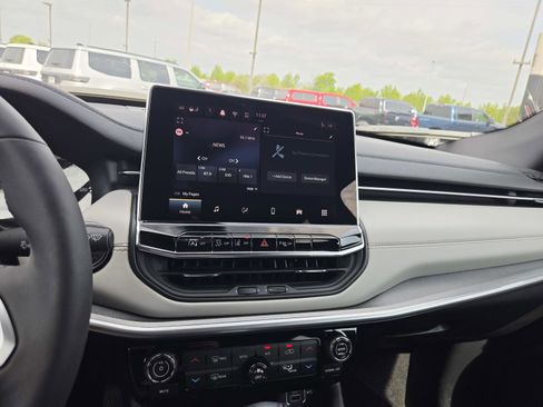 Used 2025 Jeep Compass Limited image 26