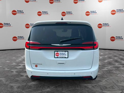 Used 2023 Chrysler Pacifica Touring-L FWD image 4