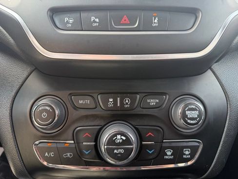 Used 2023 Jeep Cherokee Altitude Lux AWD/4WD image 29