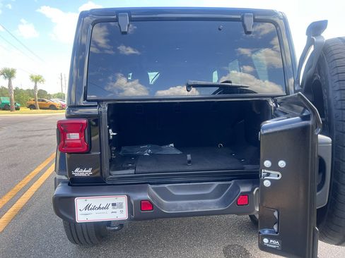 Used 2025 Jeep Wrangler Sahara image 5
