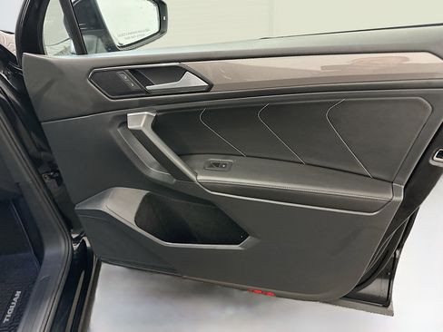 Used 2023 Volkswagen Tiguan SE w/ Panoramic Sunroof Package image 33