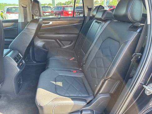Used 2025 Volkswagen Atlas SE AWD/4WD image 13